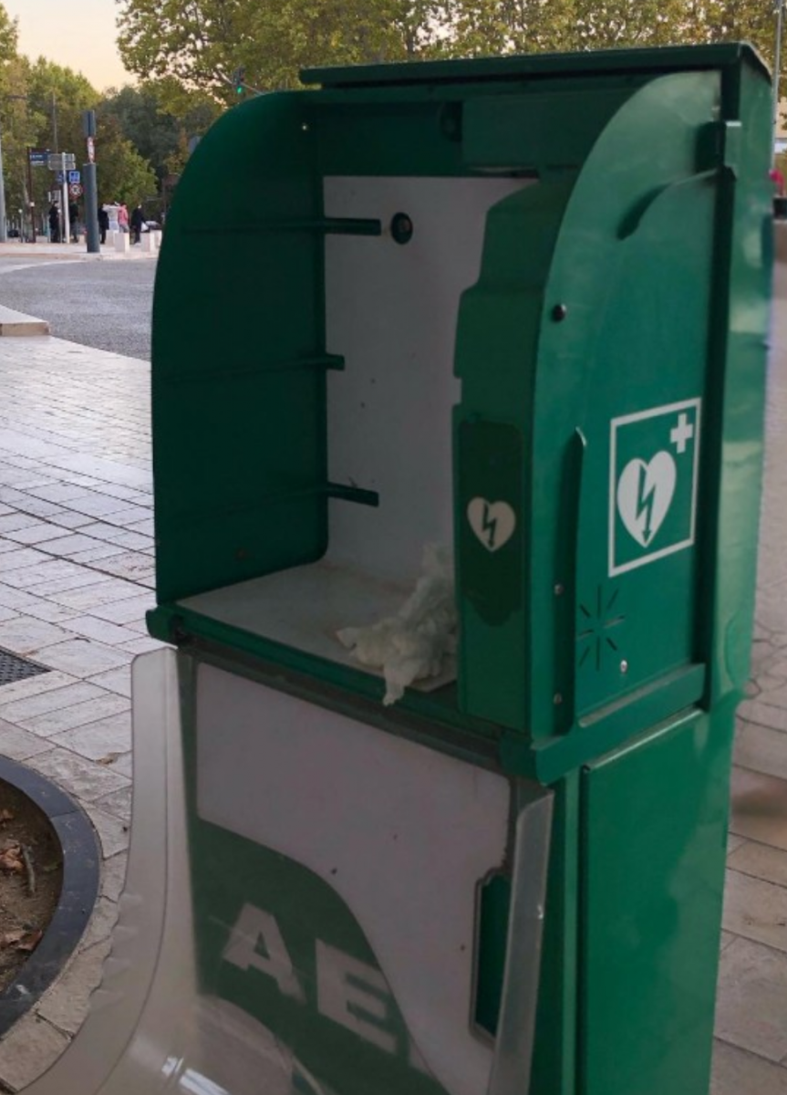 Coffret DAE vie et endommagé aix-en-provence